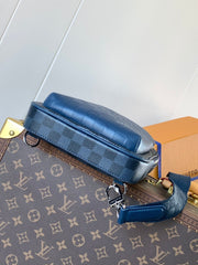 AVENUE SLINGBAG 31 IN NAVY BLUE TAIGA LEATHER WITH WHITE LOGO PRINTED