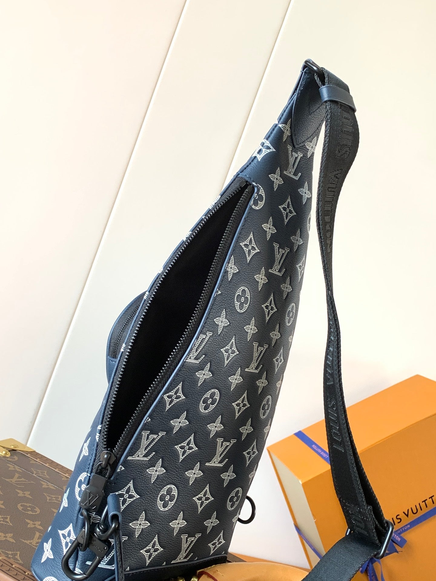 DUO CROSSBAG BAG 42 IN BLUE AND WHITE MONOGRAM SHADOW COWHIDE