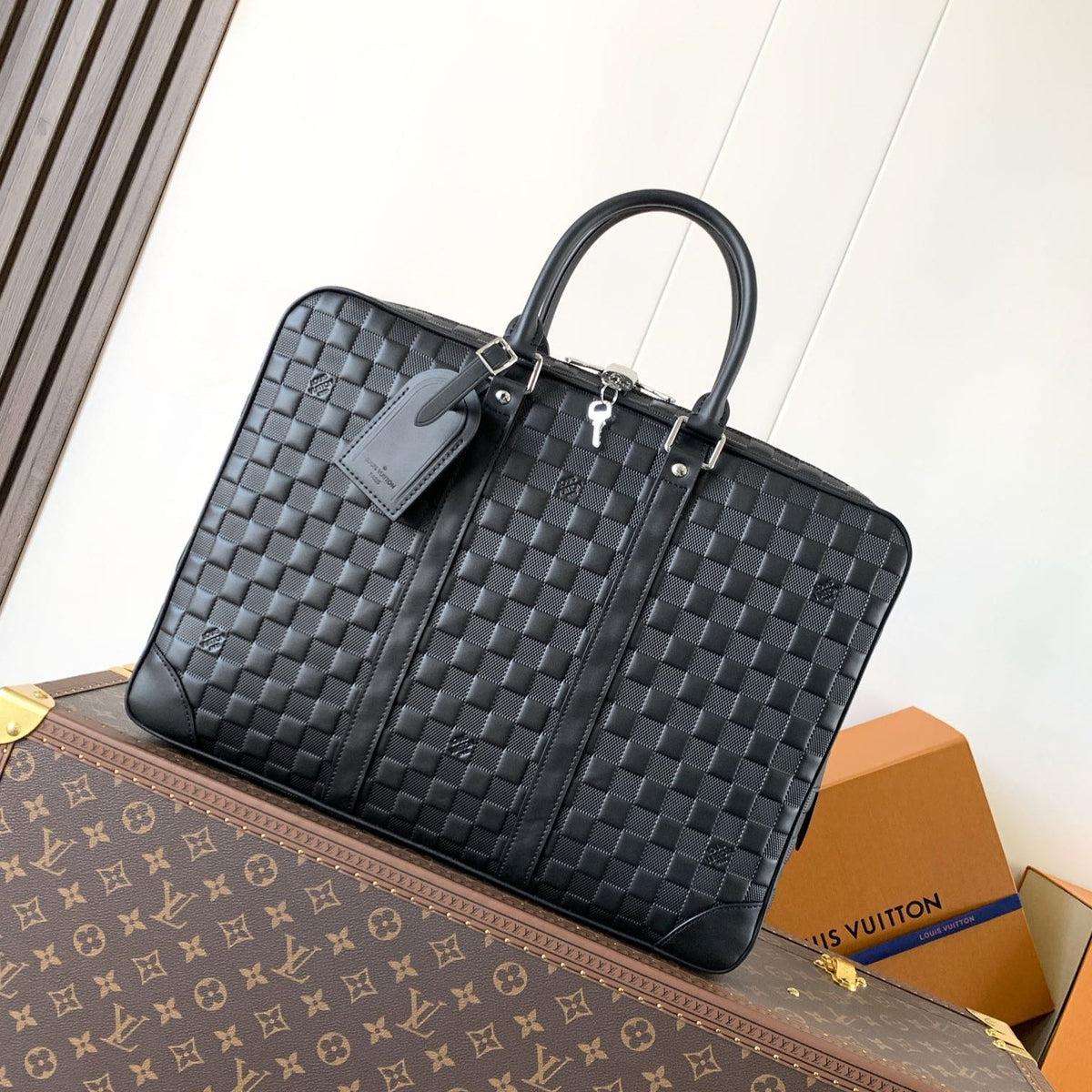 LV 25S PORTE- DOCUMENTS VOYAGE 41 IN BLACK EMBOSSED DAMIER INFINI CALFSKIN