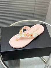 THONG SLIPPERS IN LIGHT PINK SOFT LEATHER WITH LOGO STICKER DETAIL