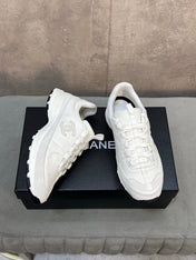 CHANEL 26S RUNNER CC LOGO SNEAKERS IN WHITE CALFSKIN AND SUEDE