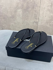 CHANEL 26S FLIP FLOPS IN BLACK CALFSKIN CC LOGO