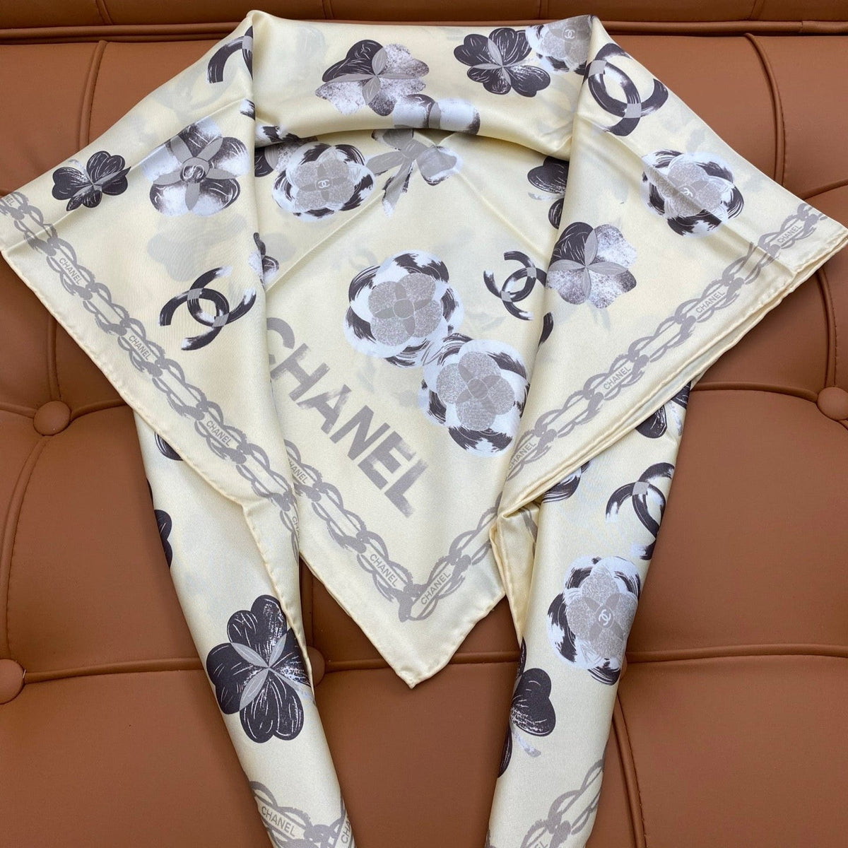 CHANEL 25S SCARF 90 IN SILK 703655
