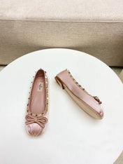 ROCKSTUD PATENT LEATHER BALLERINA IN LIGHT PINK SILK