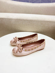 ROCKSTUD PATENT LEATHER BALLERINA IN LIGHT PINK SILK