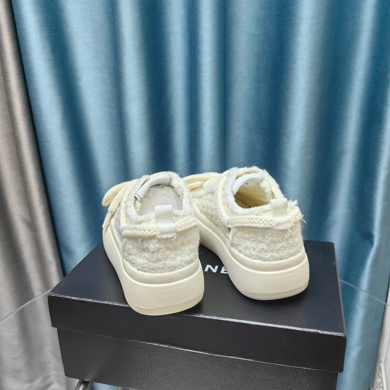 THICK-SOLED SHOES IN WHITE WOVEN WOOL