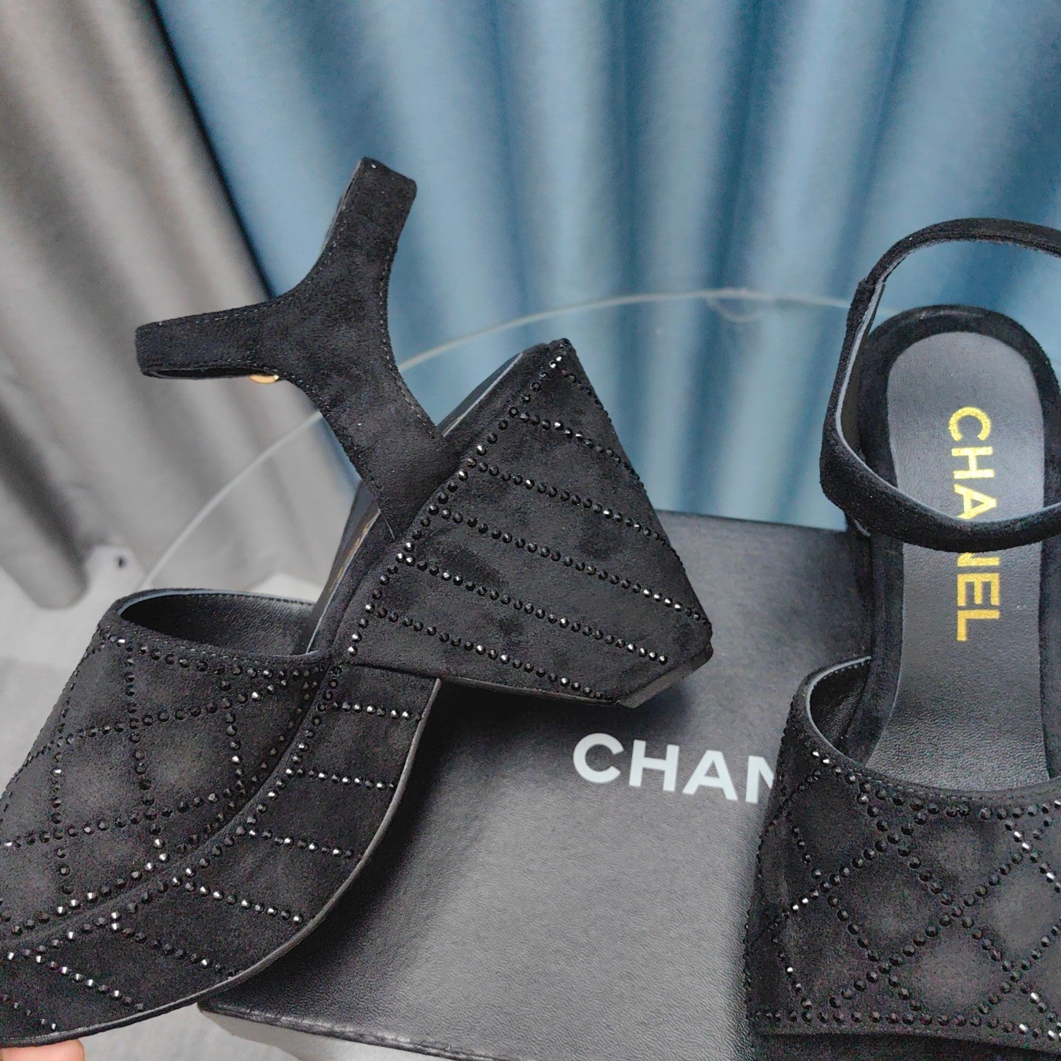 THICK-SOLED WEDGE SANDALS IN BLACK SUEDE