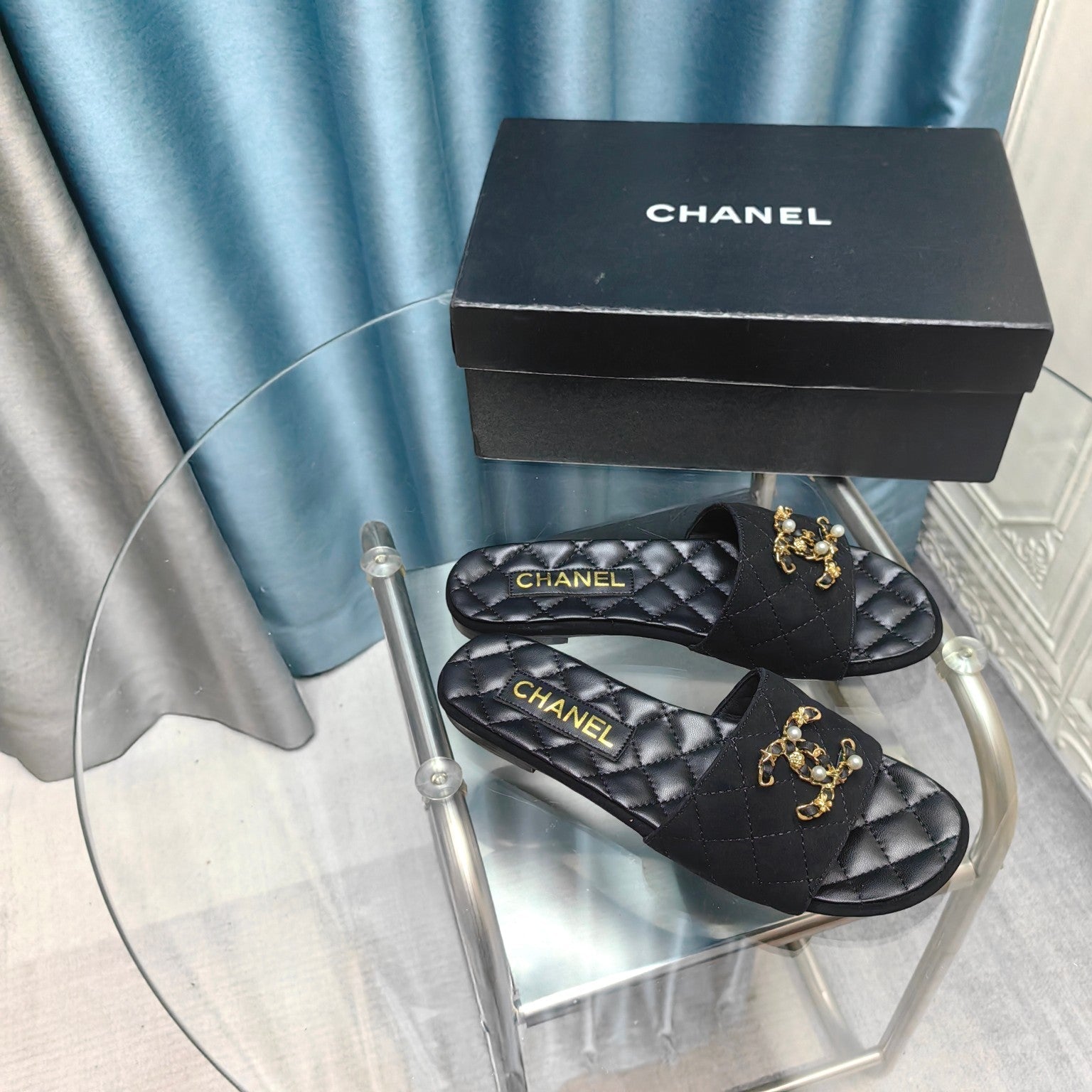 QUILTED SLIPPERS BLACK SUEDE AND SHEEPSKIN
