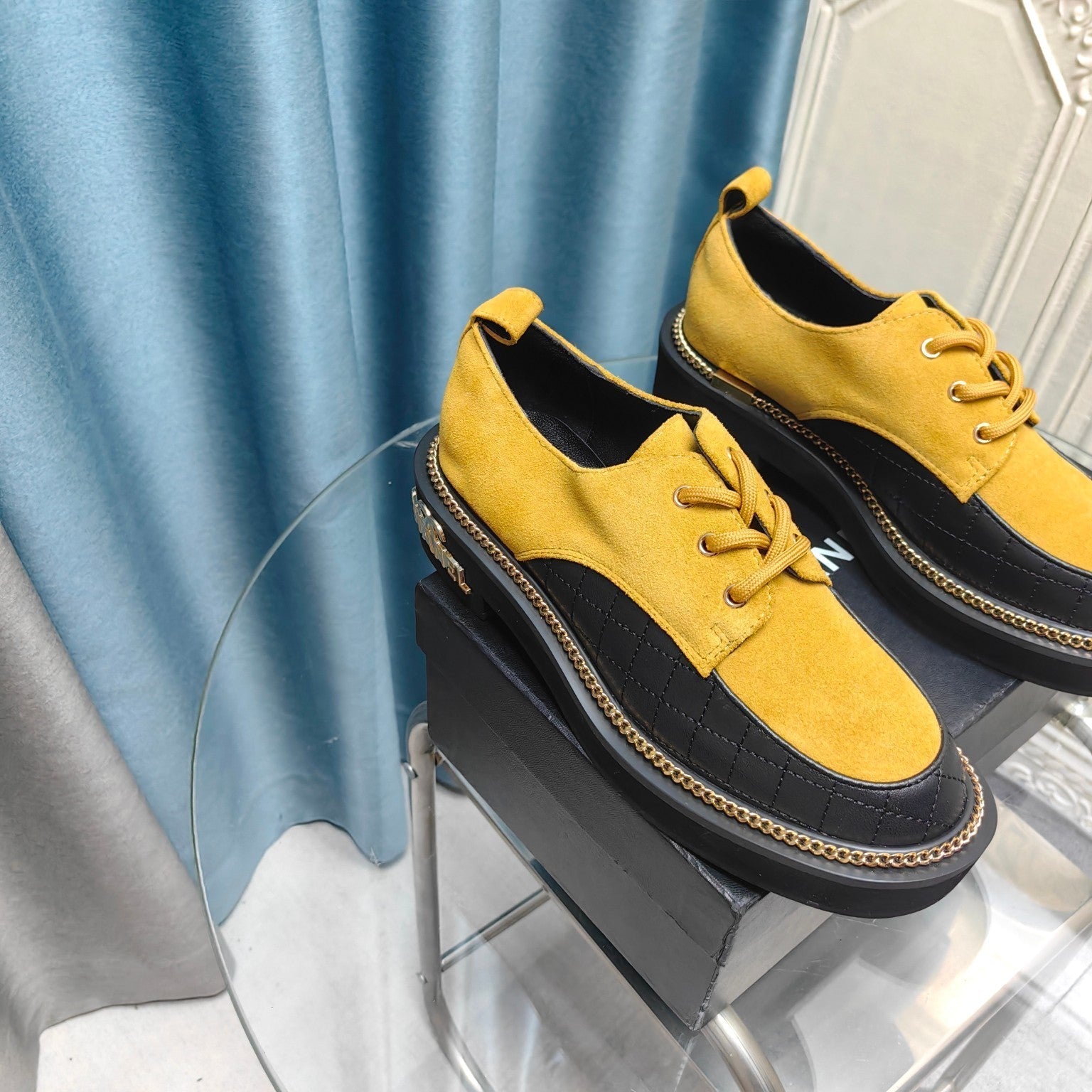 OXFORD SHOES IN GOLD YELLOW SUEDE AND BLACK SHEEPSKIN