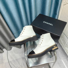 SHORT BOOTS IN WHITE MIX GLOSSY BLACK SHEEPSKIN