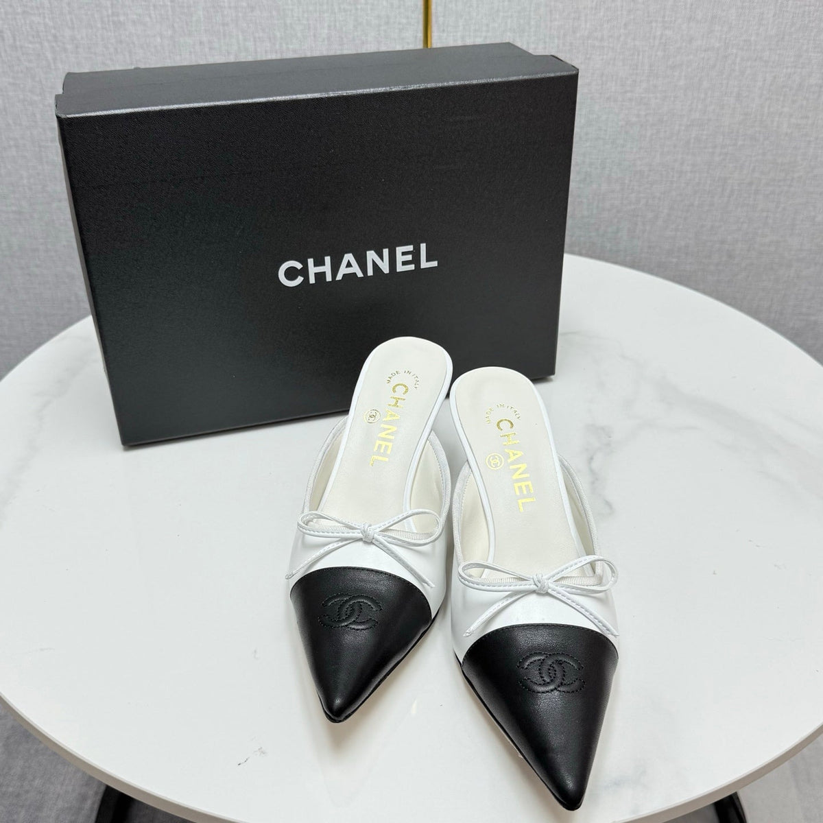 CC HEEL MULES 25S IN BLACK AND WHITE LAMBSKIN WITH BOW