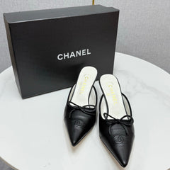 CC HEEL MULES 25S IN BLACK LAMBSKIN WITH BOW