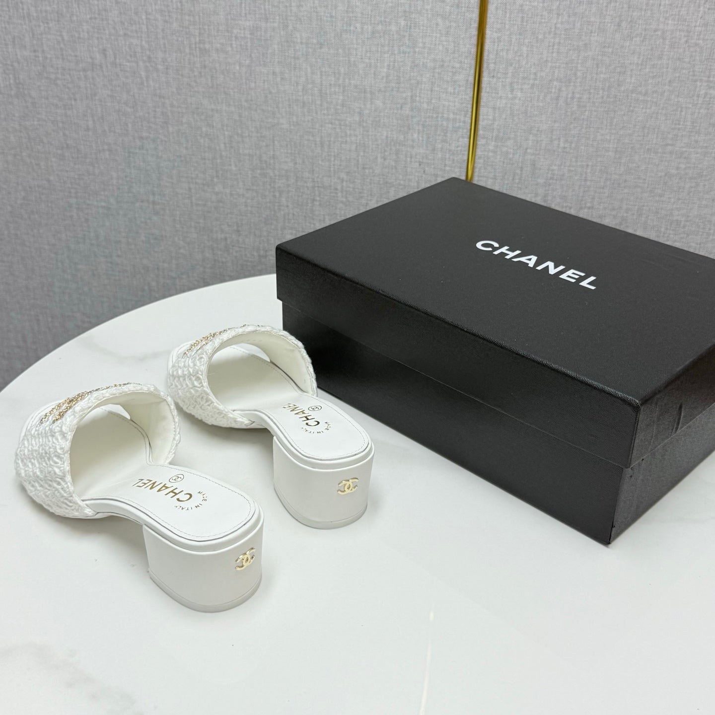 CC HIGH HEEL 25S IN WHITE FABRIC AND CALFSKIN WITH LOGO