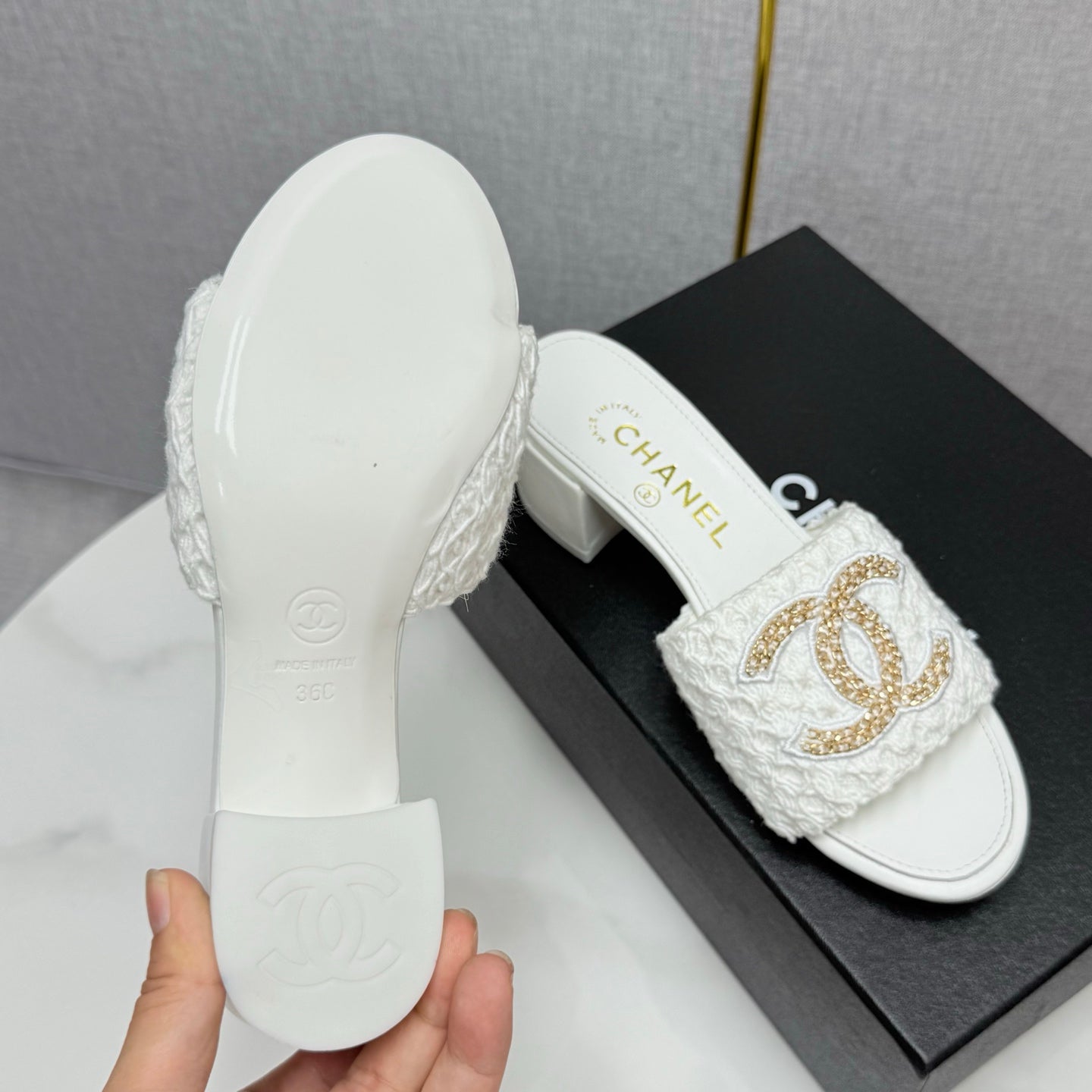 CC HIGH HEEL 25S IN WHITE FABRIC AND CALFSKIN WITH LOGO