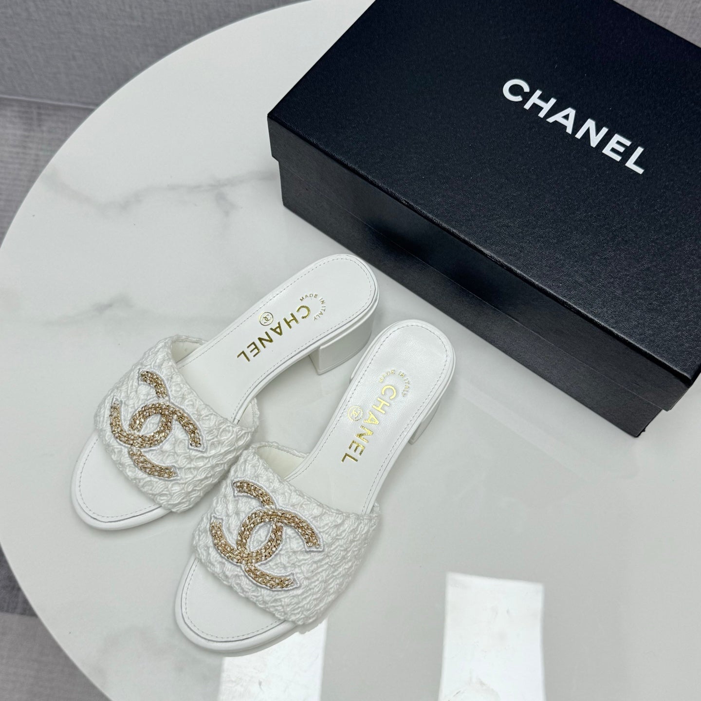 CC HIGH HEEL 25S IN WHITE FABRIC AND CALFSKIN WITH LOGO