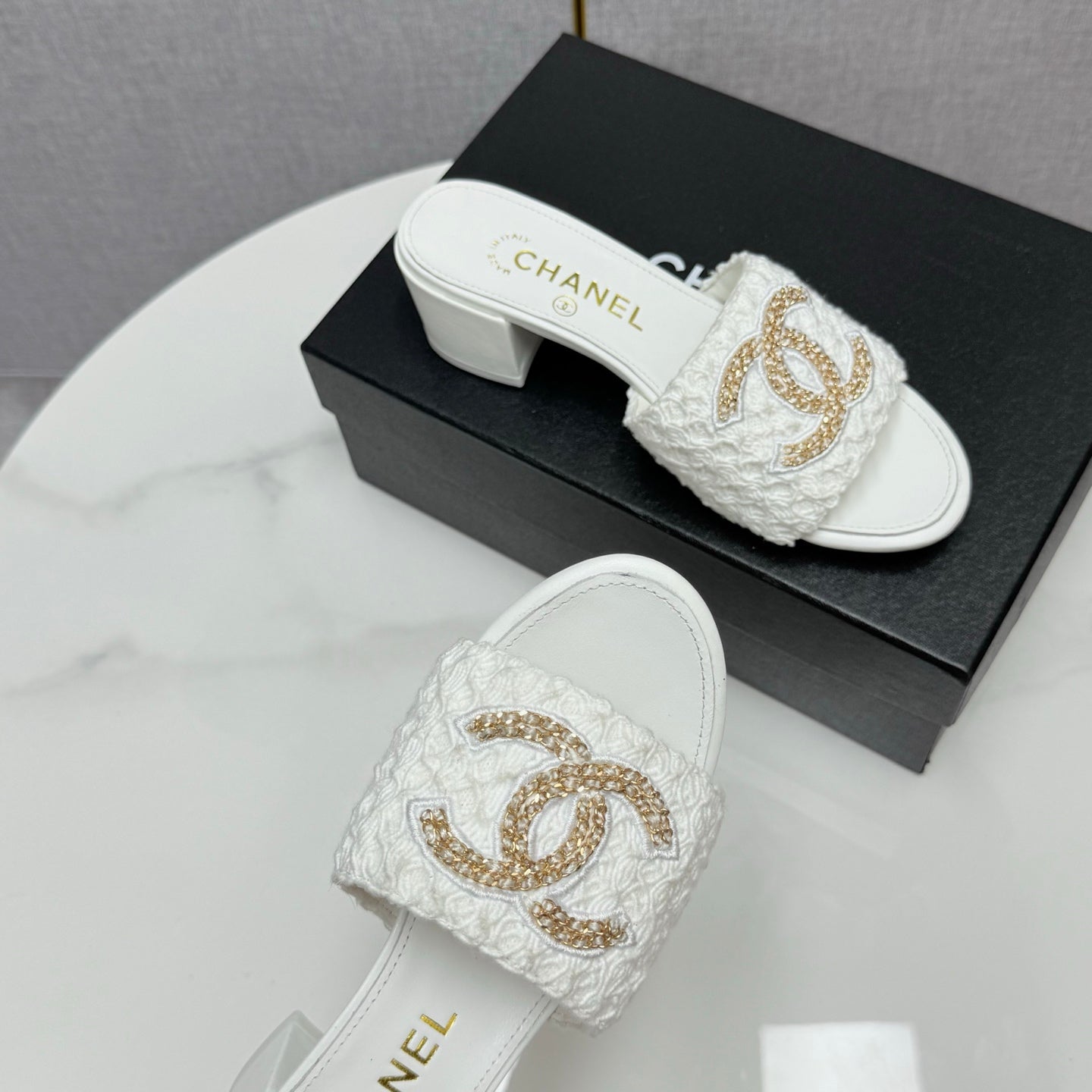 CC HIGH HEEL 25S IN WHITE FABRIC AND CALFSKIN WITH LOGO