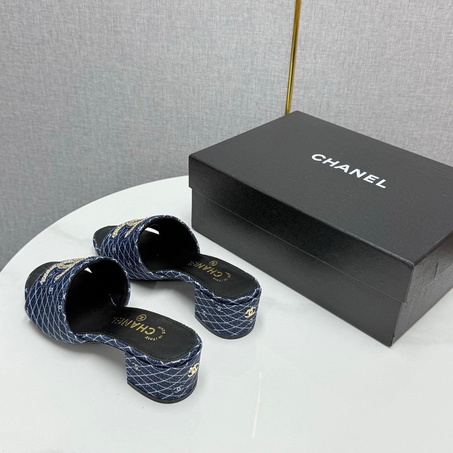 CC HIGH HEEL 25S IN DARK BLUE DENIM STRIPED PATTERN WITH LOGO PRINT