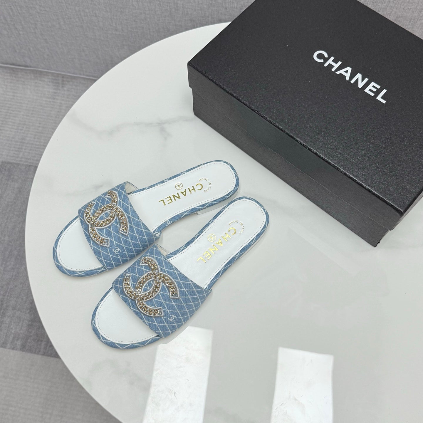 CC SLIDE SANDALS 25S IN SKY BLUE DENIM AND WHITE CALFSKIN WITH LOGO