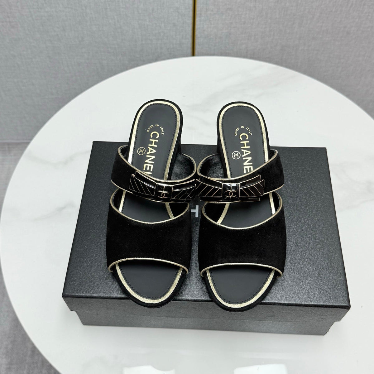 CC DOUBLE-STRAP HEELS 25S IN BLACK SUEDE