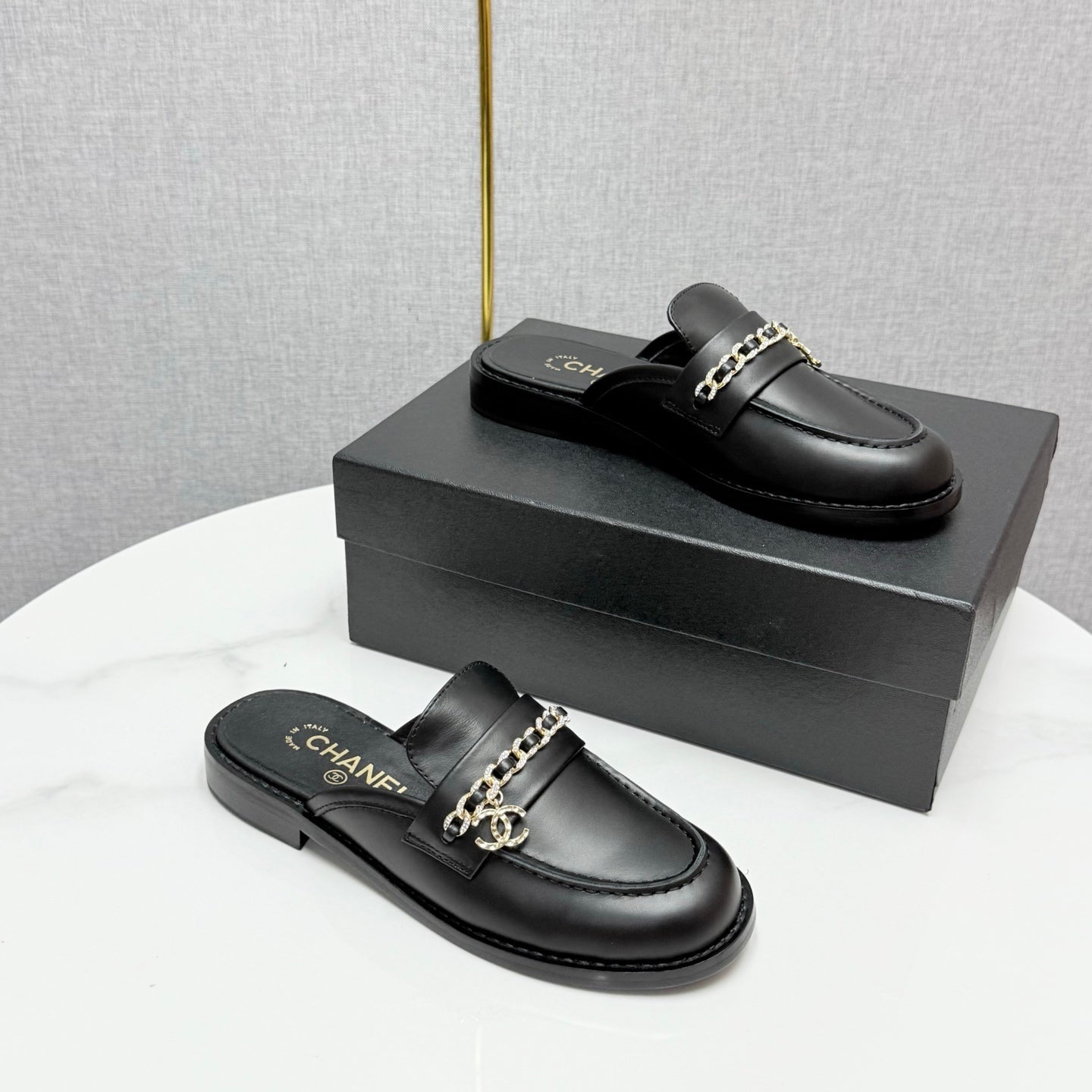 CC FLAT MULE 25S IN BLACK CALFSKIN STYLE 2