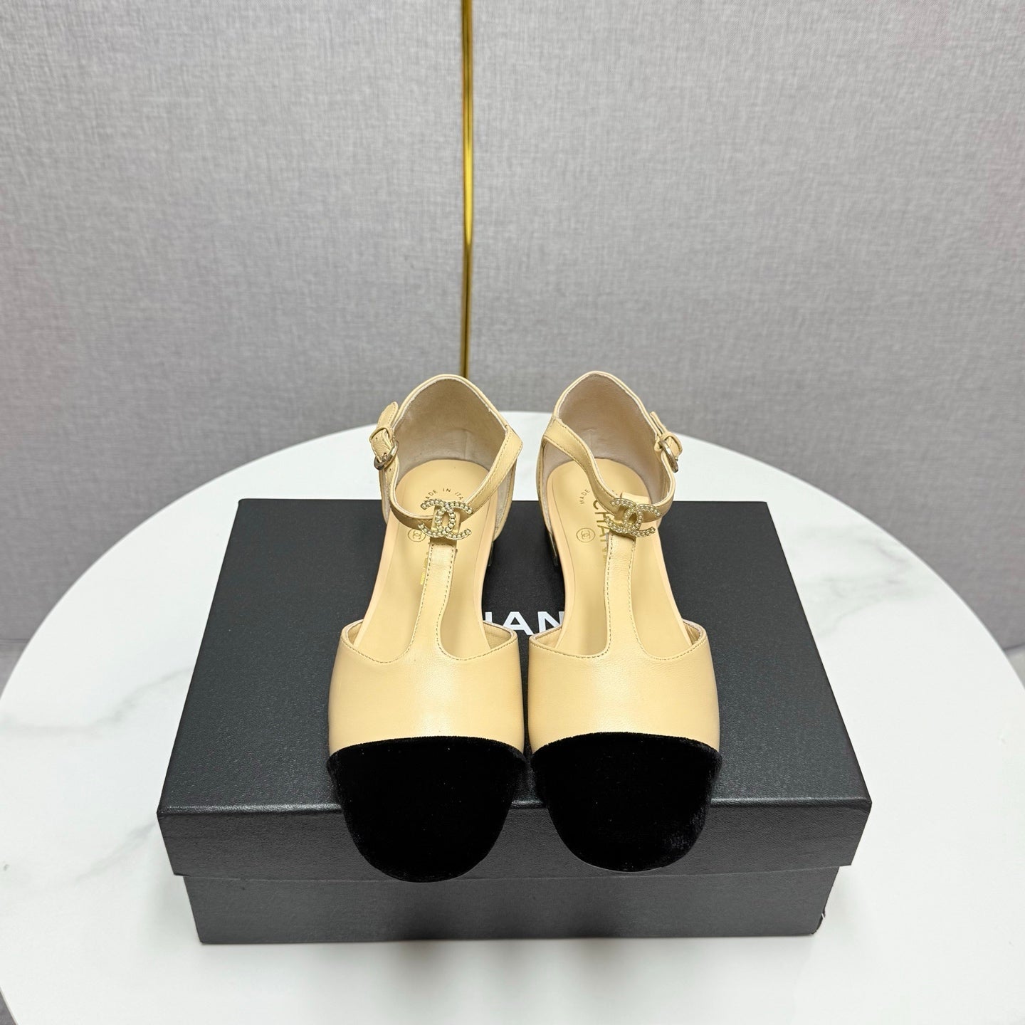 CC MARY JANE 25S IN BEIGE LAMBSKIN AND BLACK SUEDE WITH PEARL HEEL