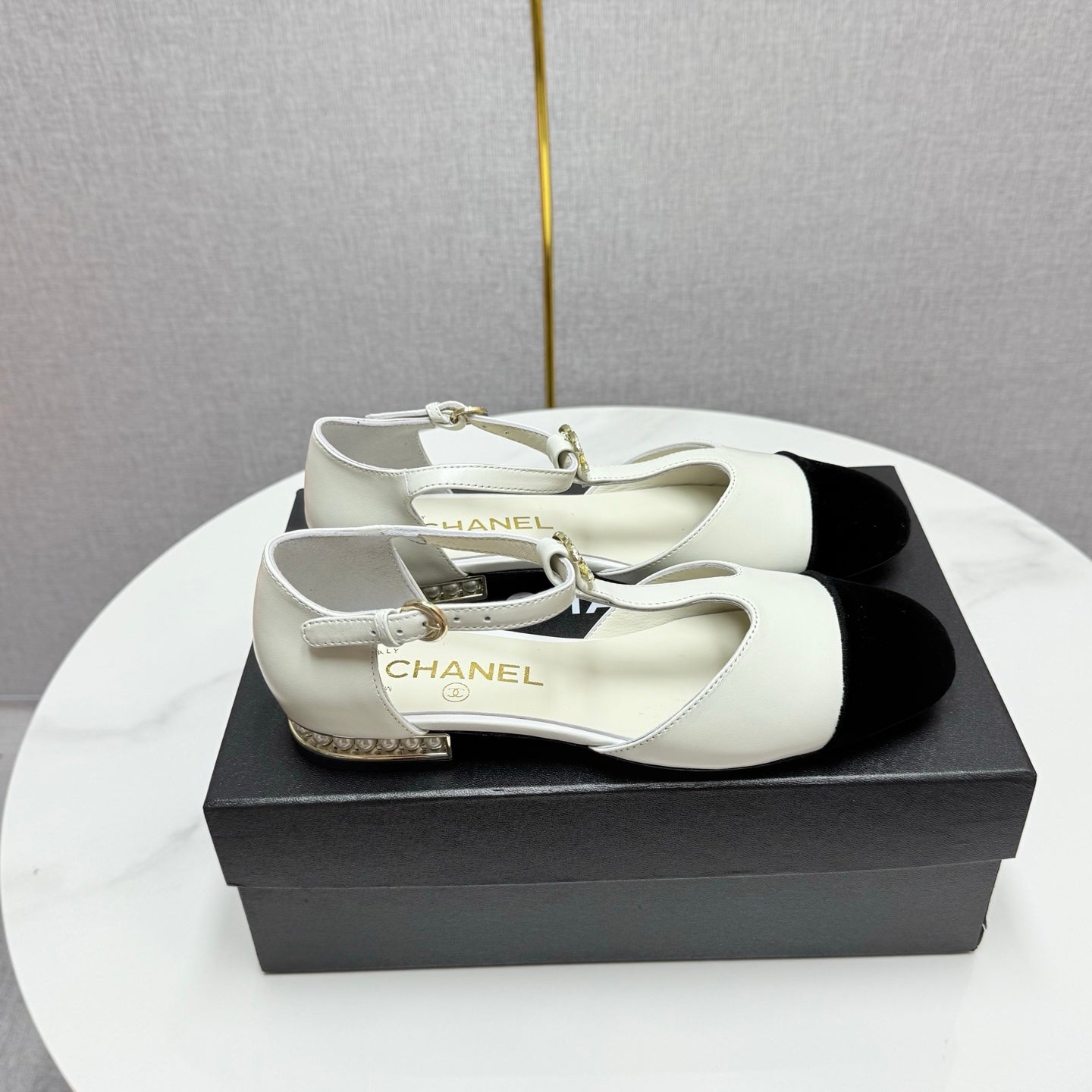 CC MARY JANE 25S IN WHITE LAMBSKIN AND BLACK SUEDE WITH PEARL HEEL