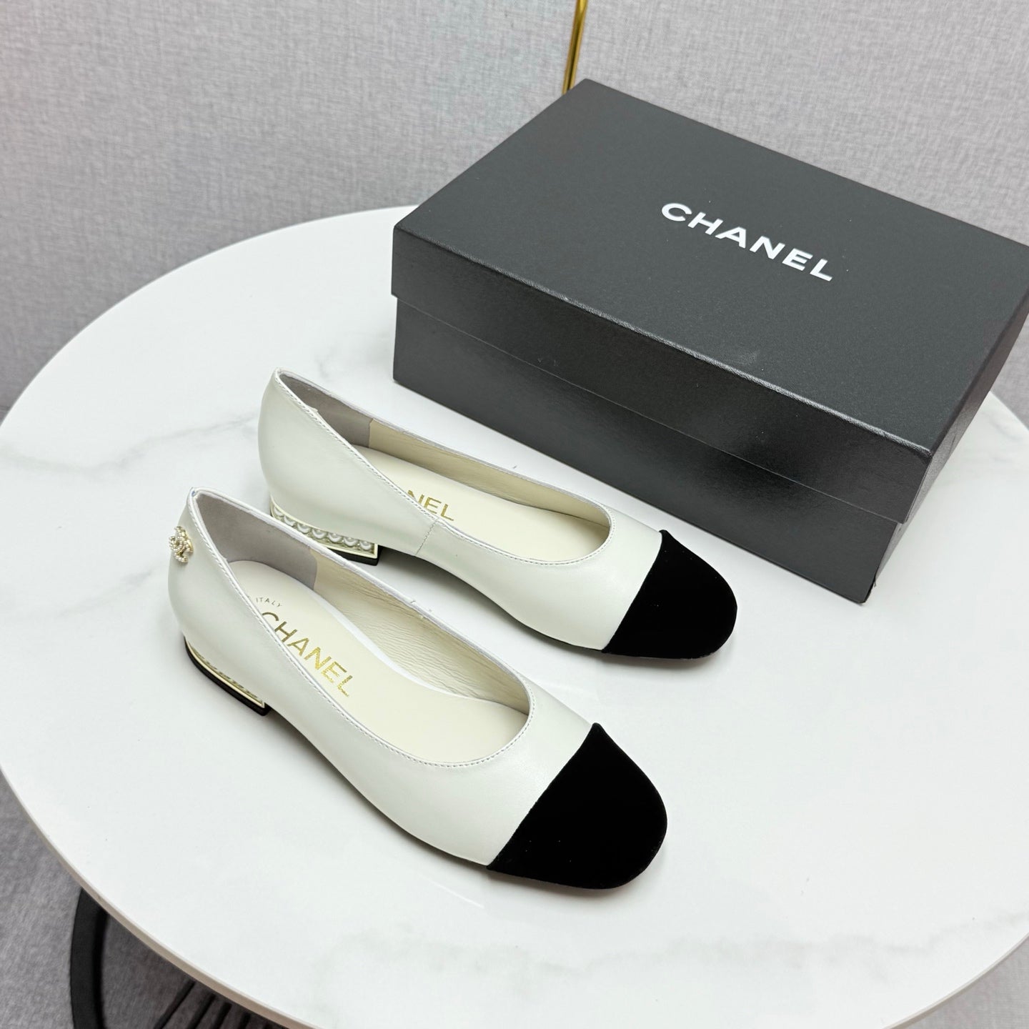 CC BALLET FLATS 25S IN WHITE LAMBSKIN AND BLACK SUEDE WITH PEARL HEEL