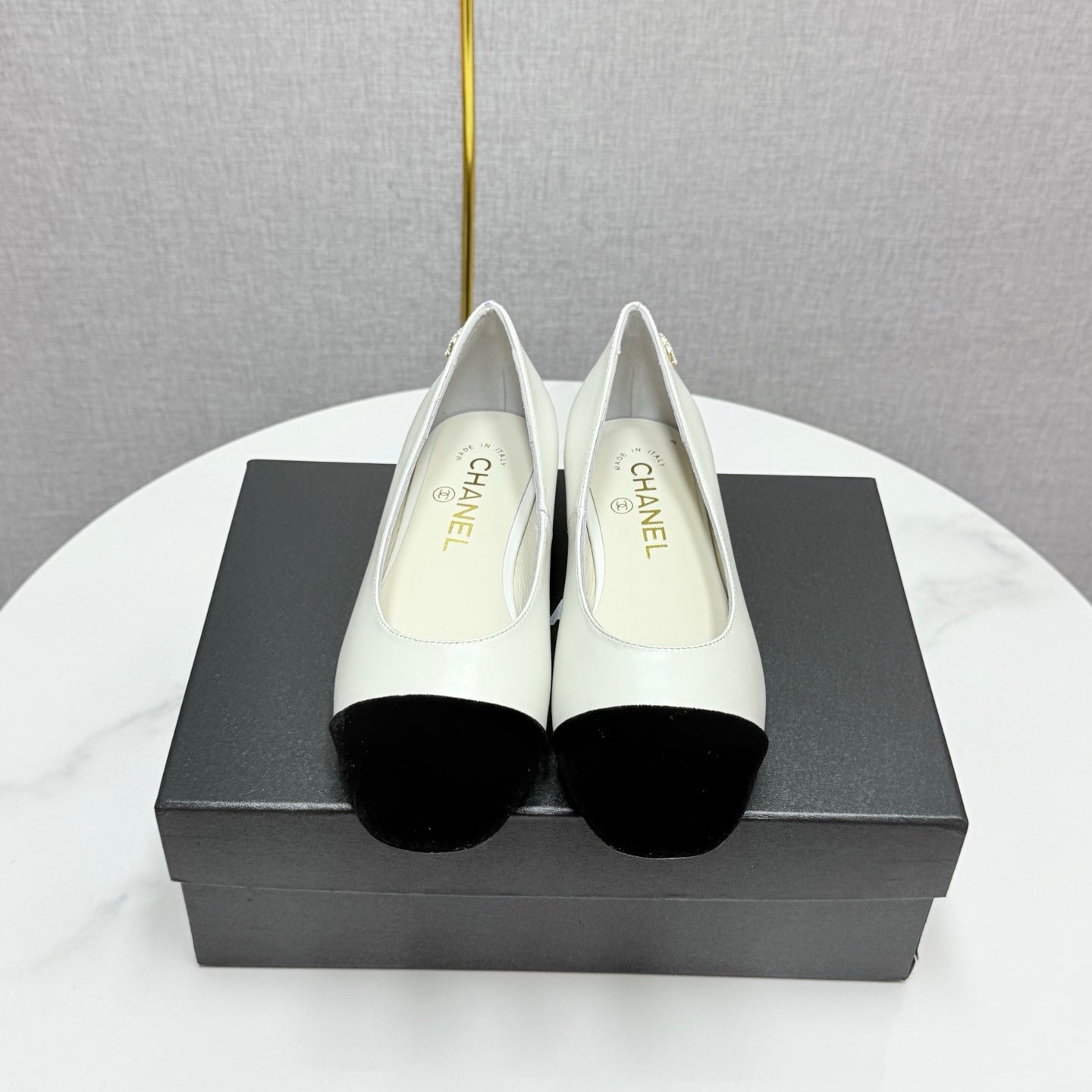CC BALLET FLATS 25S IN WHITE LAMBSKIN AND BLACK SUEDE WITH PEARL HEEL