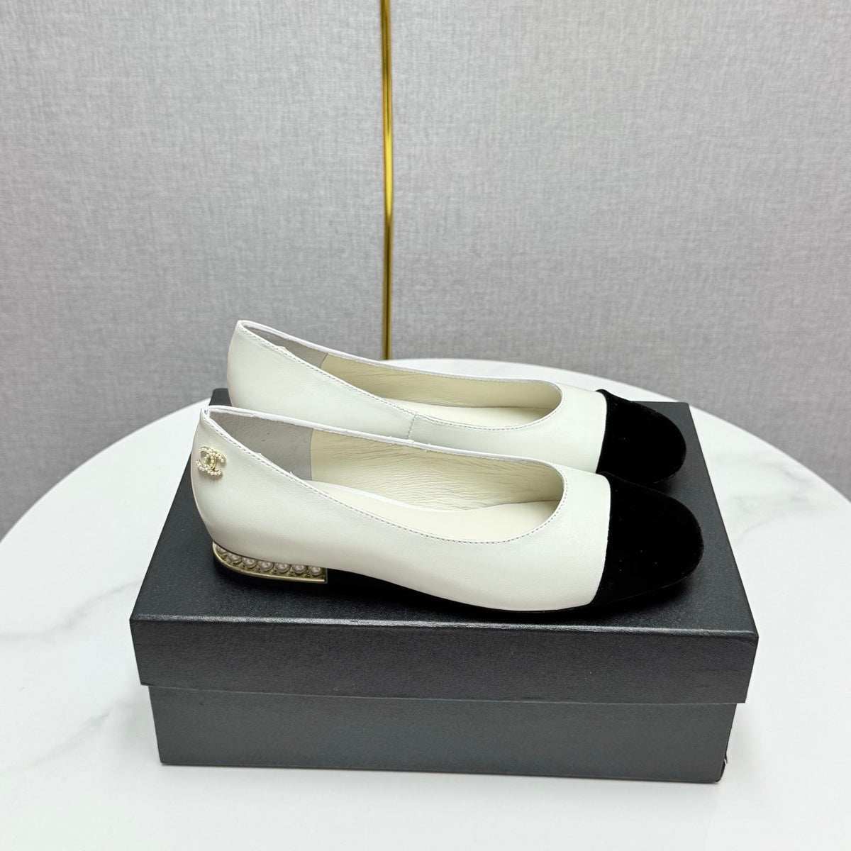 CC BALLET FLATS 25S IN WHITE LAMBSKIN AND BLACK SUEDE WITH PEARL HEEL