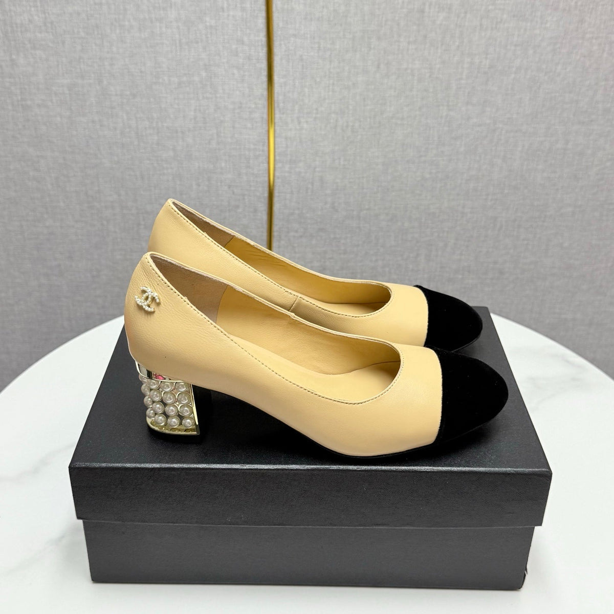 CC HIGH HEEL 25S IN BEIGE LAMBSKIN AND BLACK SUEDE WITH PEARL HEEL STYLE 4