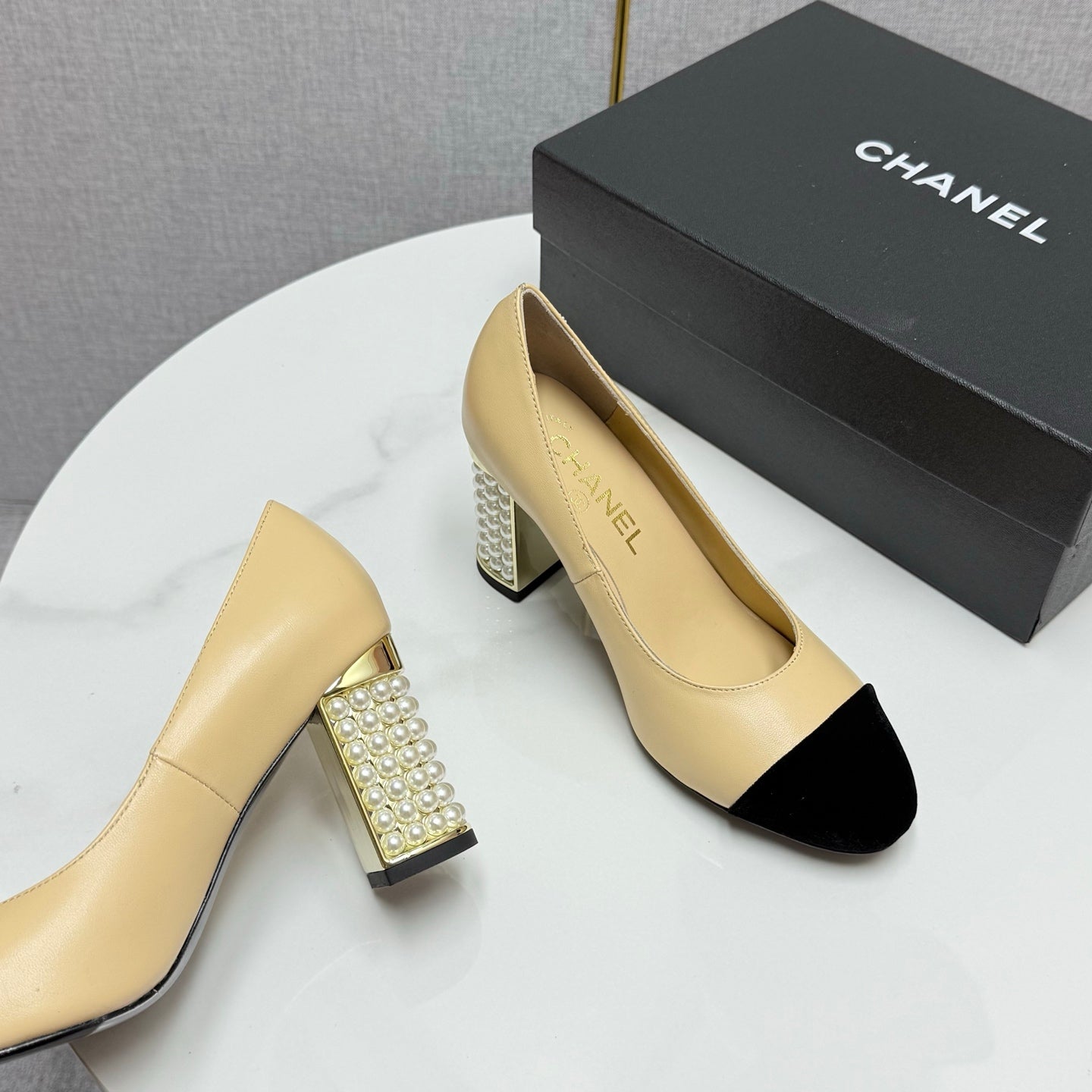 CC HIGH HEEL 25S IN BEIGE LAMBSKIN AND BLACK SUEDE WITH PEARL HEEL STYLE 1