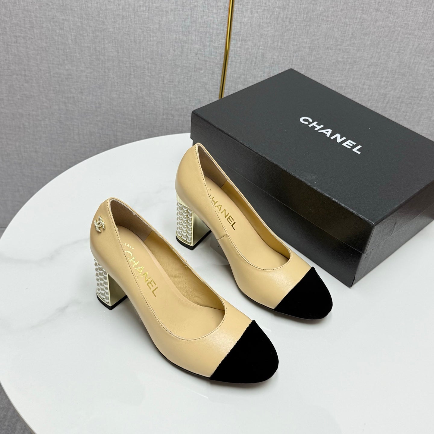 CC HIGH HEEL 25S IN BEIGE LAMBSKIN AND BLACK SUEDE WITH PEARL HEEL STYLE 1