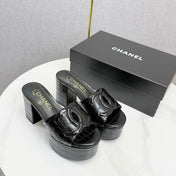 CHANEL 26S BLOCK HEEL SANDALS 100 MM IN BLACK CROCODILE-EMBOSSED CALFSKIN