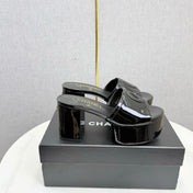 CHANEL 26S BLOCK HEEL SANDALS 100 MM IN BLACK PATENT CALFSKIN