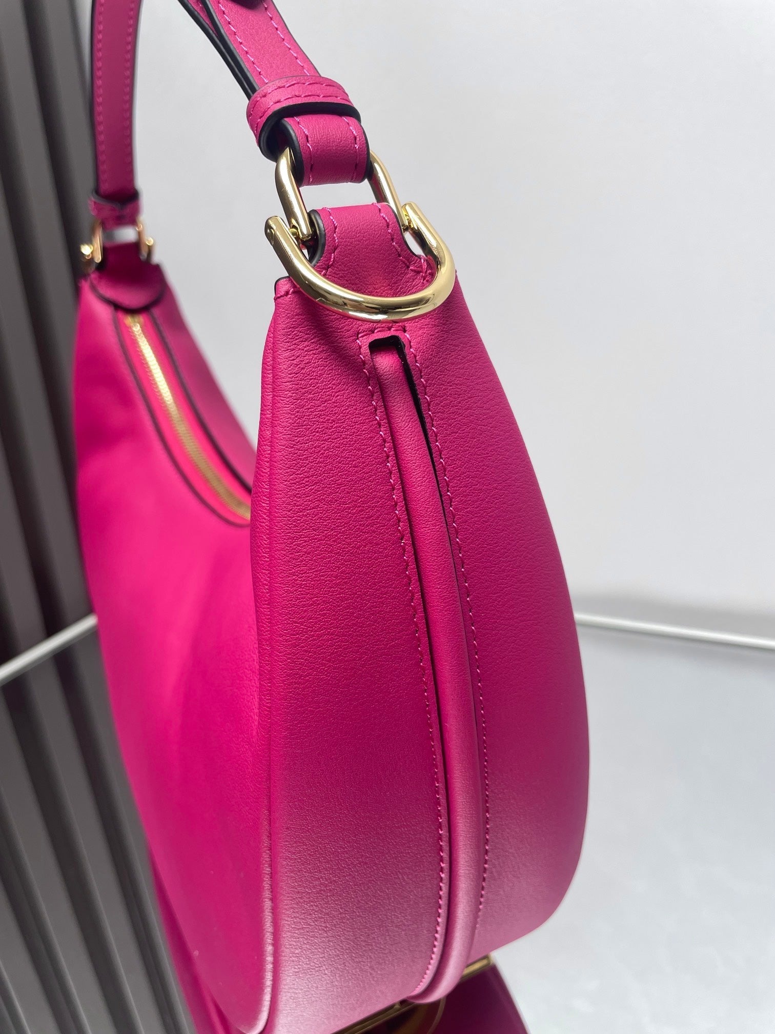 FENDIGRAPHY MEDIUM 29 IN BRIGHT PINK SMOOTH LAMBSKIN GOLD HARDWARE