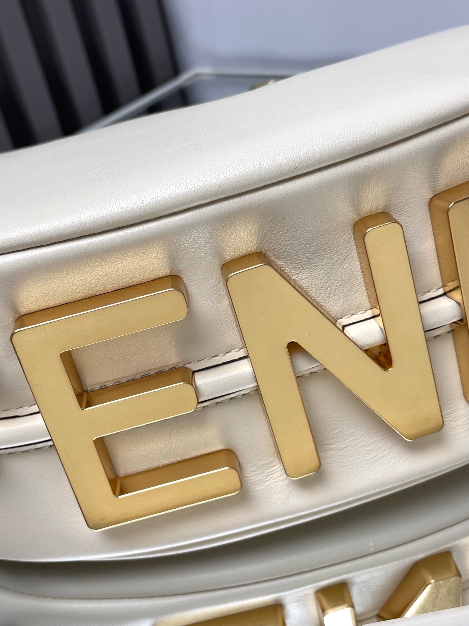 FENDIGRAPHY MEDIUM 29 IN WHITE SMOOTH LAMBSKIN GOLD HARDWARE