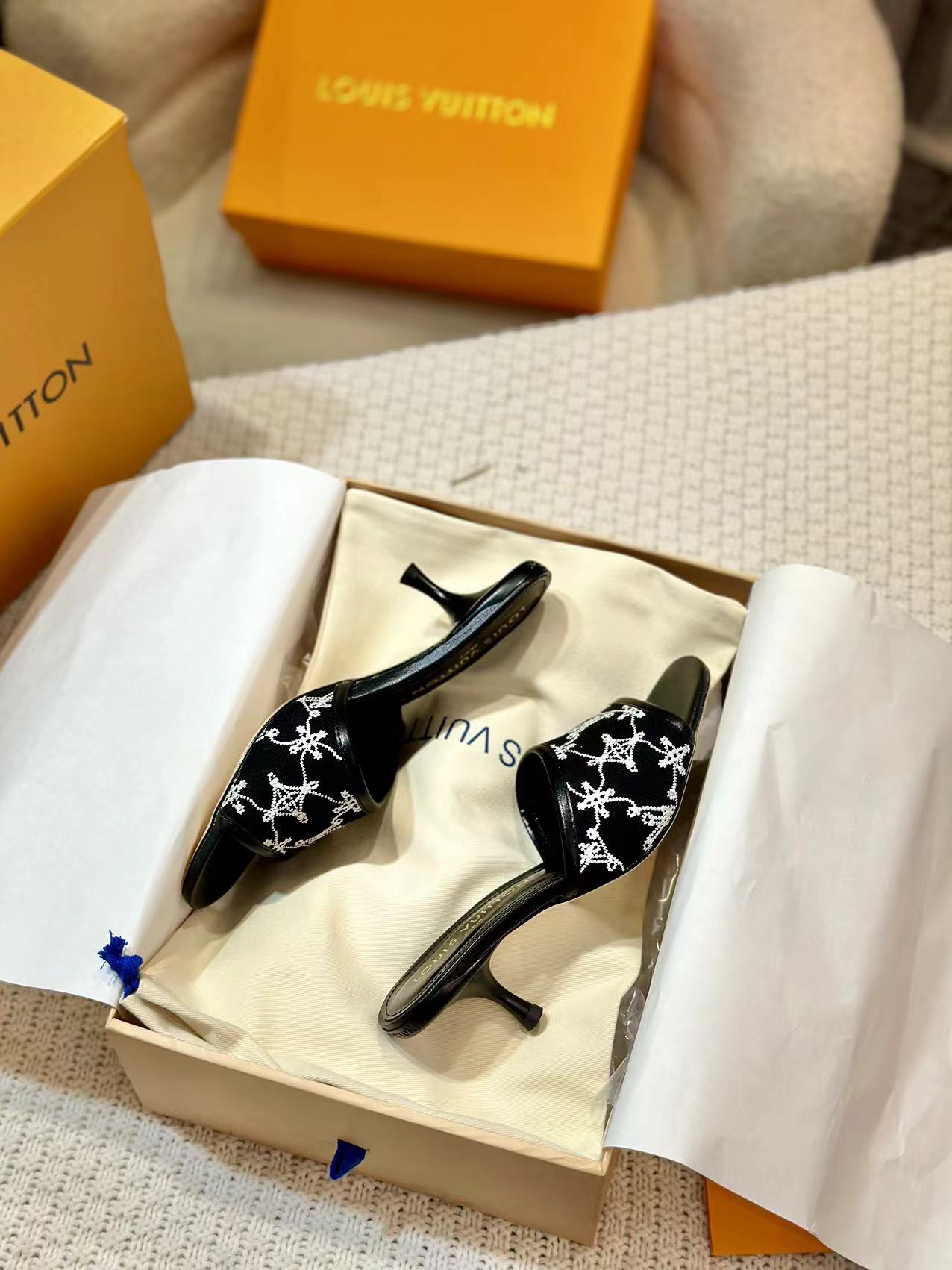 NEO REVIVAL HIGH MULE 55 MM IN BLACK EMBROIDERED FABRIC