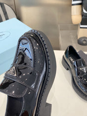 PRADA 26S LOAFERS IN BLACK PATENT CALFSKIN WITH LOGO