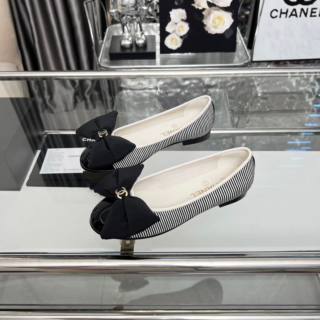 CHANEL 25S ROUND TOE BALLET FLATS WITH A BOW IN STRIPED PATTERN CALFSKIN