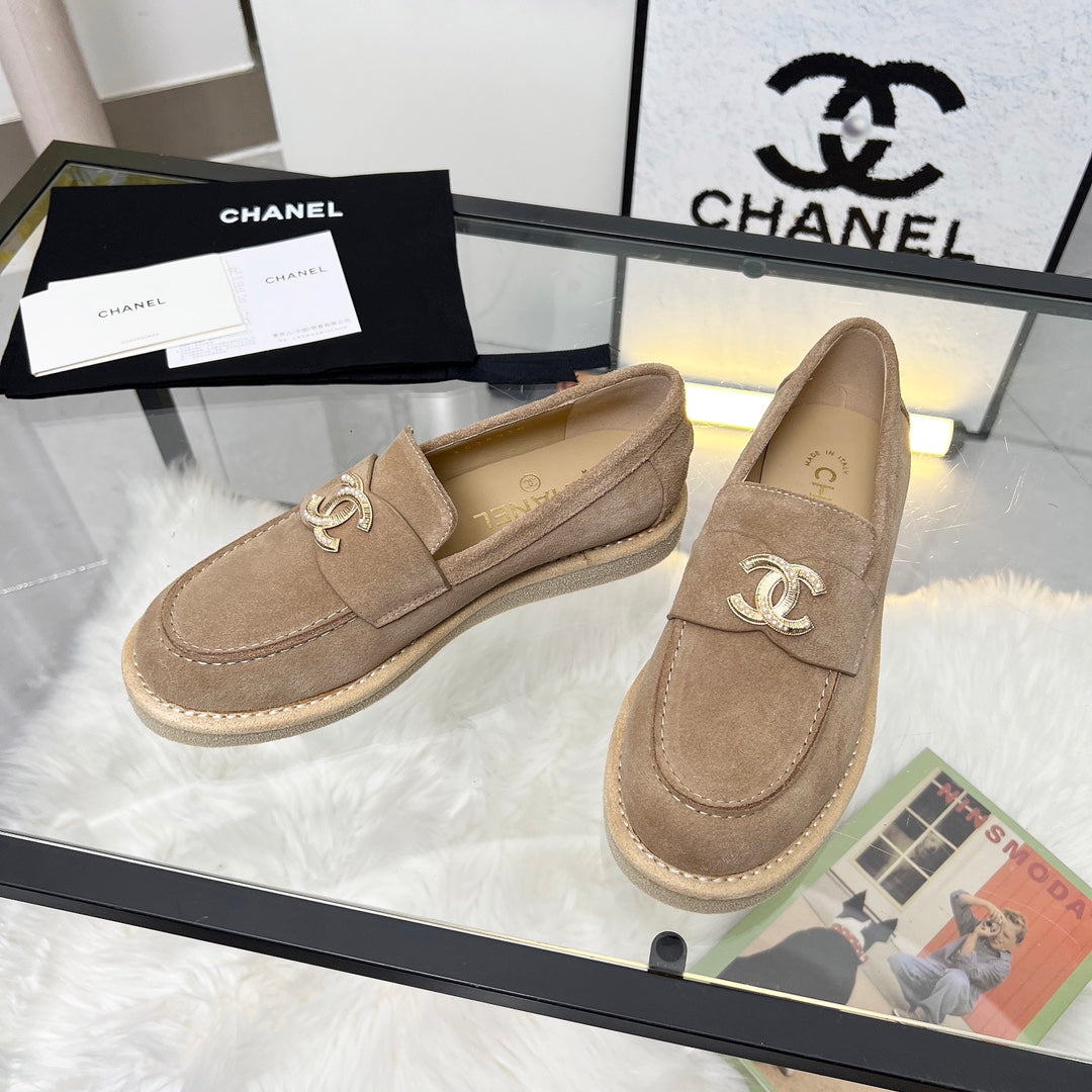 CC PEARL LOGO LOAFERS IN CINNAMON BROWN SUEDE