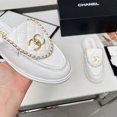 CHANEL 25S MULES WITH CHAIN DETAIL IN WHITE CALFSKIN GOLD HARDWRE