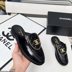 CHANEL 25S MULES WITH CHAIN DETAIL IN BLACK GLOSSY CALFSKIN GOLD HARDWRE