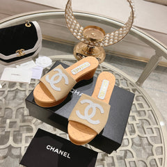 WEDGE PLATFORM IN BEIGE CREAM LAMBSKIN WITH WHITE LOGO