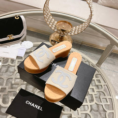 WEDGE PLATFORM IN WHITE LAMBSKIN WITH LOGO