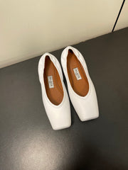 ALAIA BALLET FLATS IN WHITE SMOOTH CALFSKIN