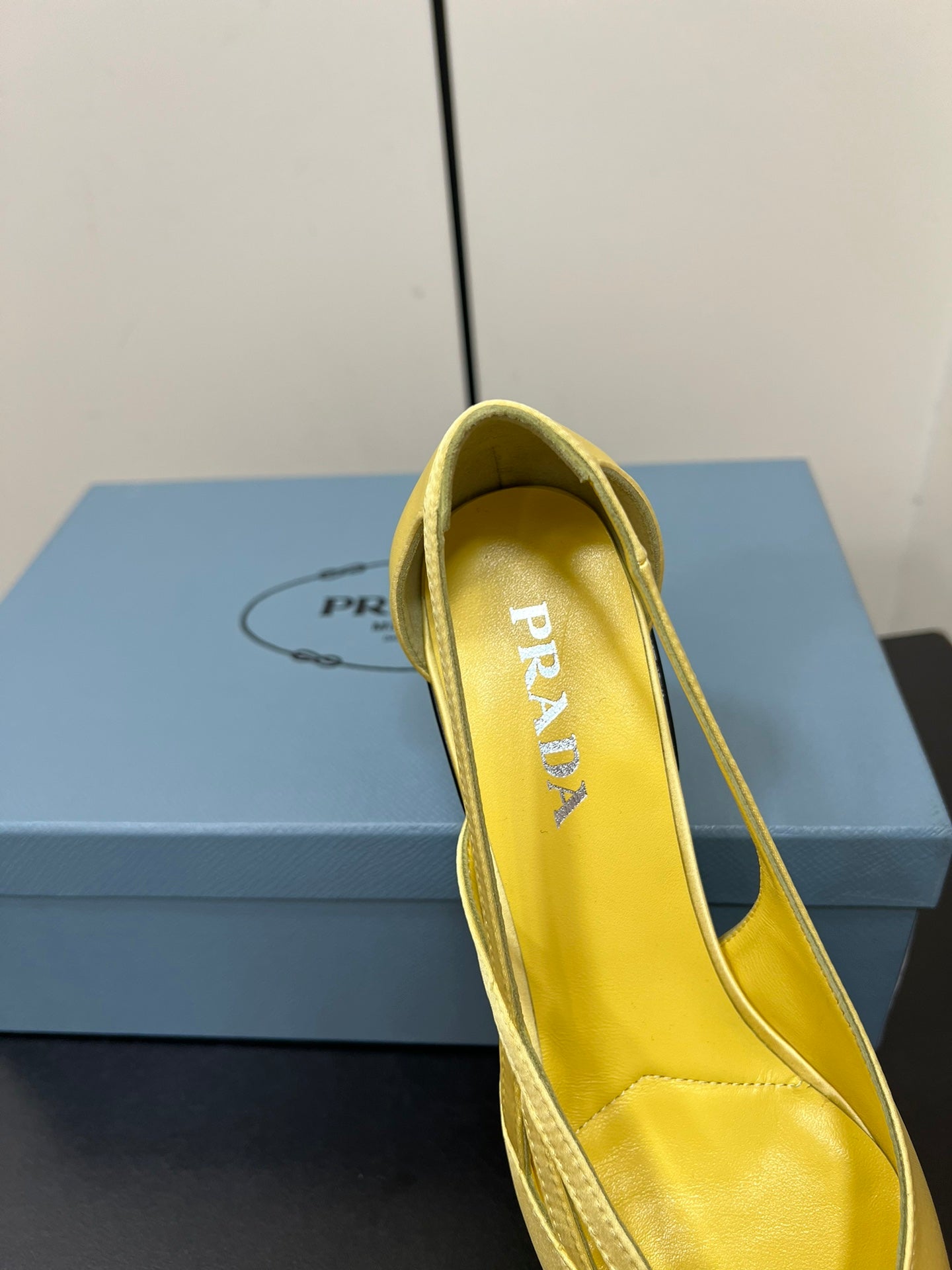 CUT-OUT BALLERINAS IN LIGHT YELLOW SATIN