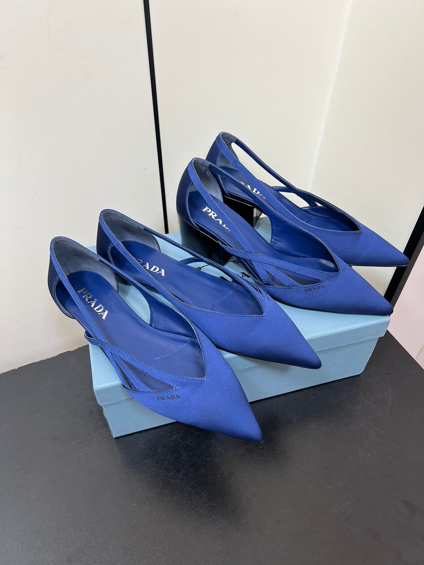 CUT-OUT BALLERINAS IN NAVY BLUE SATIN