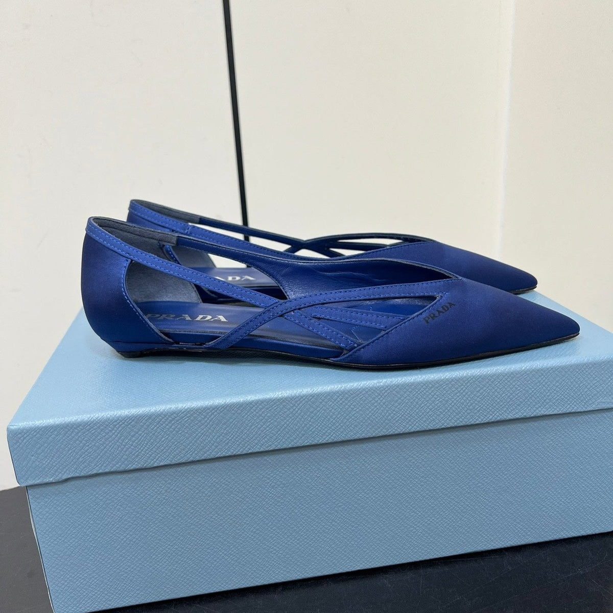 CUT-OUT BALLERINAS IN NAVY BLUE SATIN