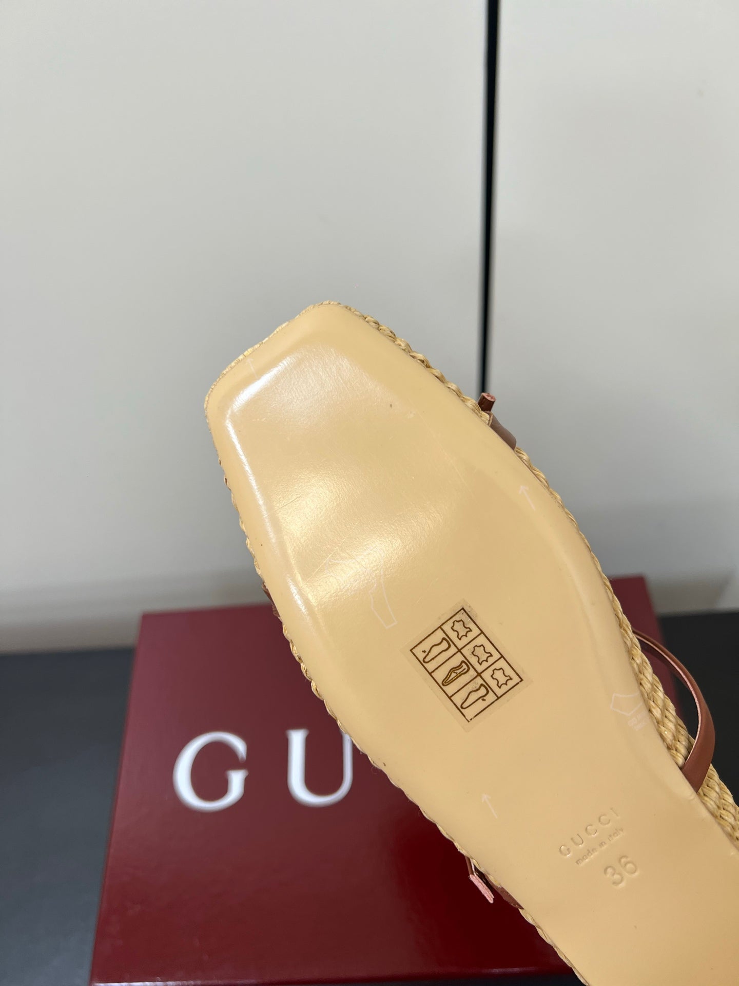 GG MARY JANE 25S IN NATURAL STRAW WITH GOLD HARDWARE