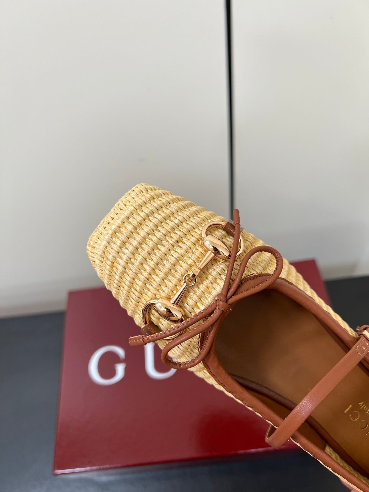 GG MARY JANE 25S IN NATURAL STRAW WITH GOLD HARDWARE